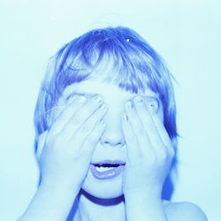 Francis Cover; blai eingefärbtes Fot von einem Menschen, der sich die Hände vor die Augen hält