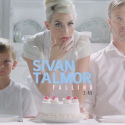 Cover von Sivan Talmor "Falling"; eine Frau, ein Mann und ein Kind, weiß angezogen, weißer Hintergund, vor ihnen eine weiß dekorierte Torte