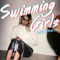 Albumcover von SWIMMING GIRLS – Back Of Your Car; Blitzlicht-Foto einer weißen jungen Frau mit Smokey Eyes, die vor einer weißen Wand auf dem Boden sitzt und in die Kamera schaut, daneben eine verschwommene weitere Person; in großer, weißer Handschrift der Artist und kleiner darunter in hellblau der Titel