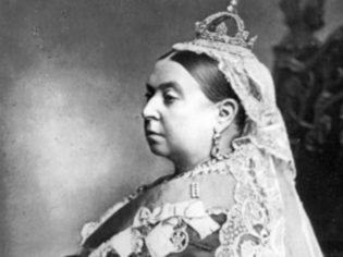   Long ago, life was clean, Sex was bad, called obscene, and the rich were so mean -- Victoria was my queen! So erinnern sich The Kinks an das viktorianische Zeitalter © Alexander Bassano