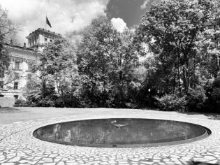 Rundes Becken; Umrandet von Bäumen; Dahinter Reichstag; Foto schwarz weiß