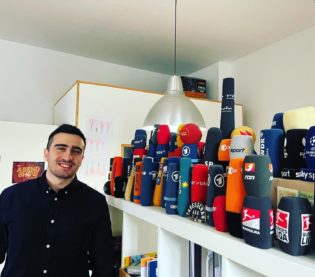 Person steht vor Regal mit einer Sammlung von Mikro-Windschutze