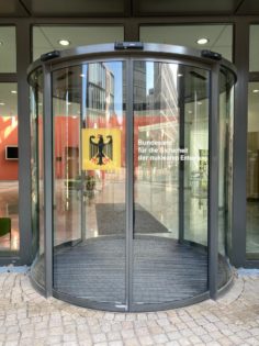 Foto der Eingangstür des Bundesamtes für Sicherheit der nuklearen Entsorgung