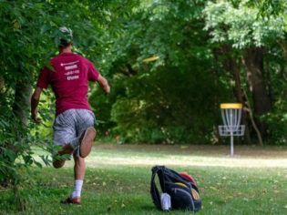 Ein Discgolfspieler im Park. Discgolf ist in Deutschland zu einer echten Corona-Trendsportart geworden. Quelle: Pixabay.