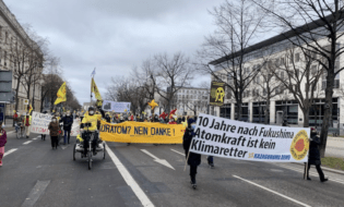 Demozug 10 Jahre nach Fukushima-Banner