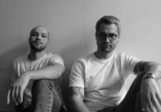 zwei männer sitzen, schwarz weißes foto