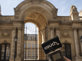 Mikrofon vor dem Elysee Palast