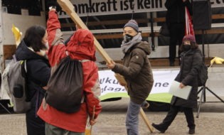 Furutani hebt das Holz hoch