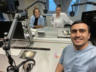 Drei Personen im Tonstudio bzw. am Mischpult