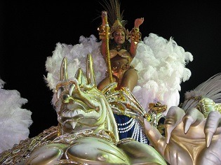 Brasilien: Frau im Karnevalskostüm