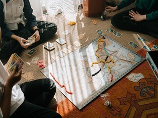 brettspiele auf boden mit menschen drumherum